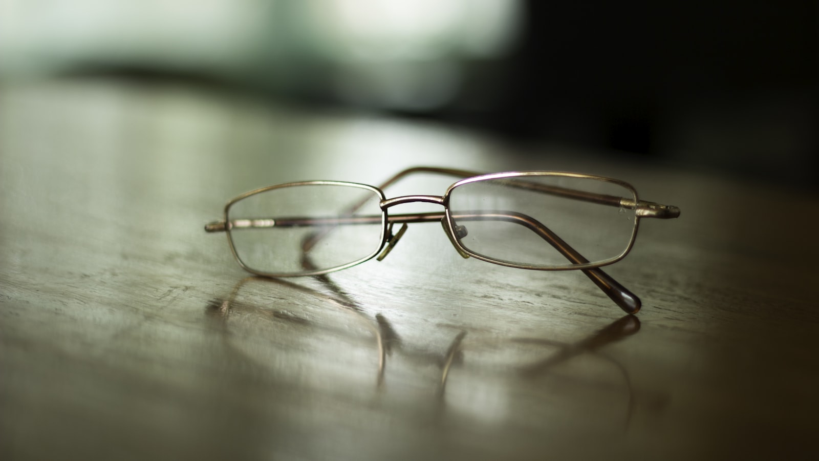Gafas graduadas apoyadas sobre una superficie de madera