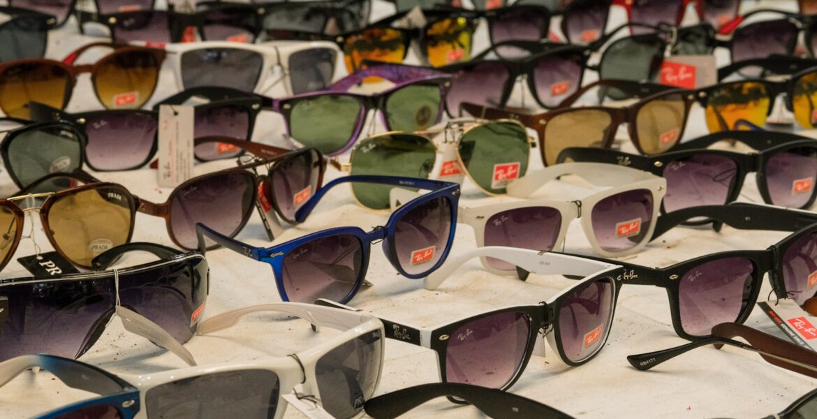 Varias gafas de sol con cristales de distintos colores