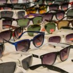Varias gafas de sol con cristales de distintos colores