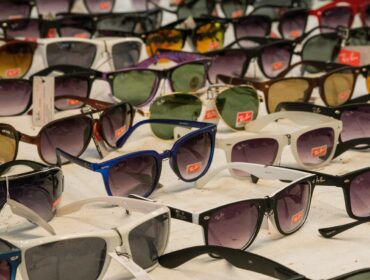 Varias gafas de sol con cristales de distintos colores