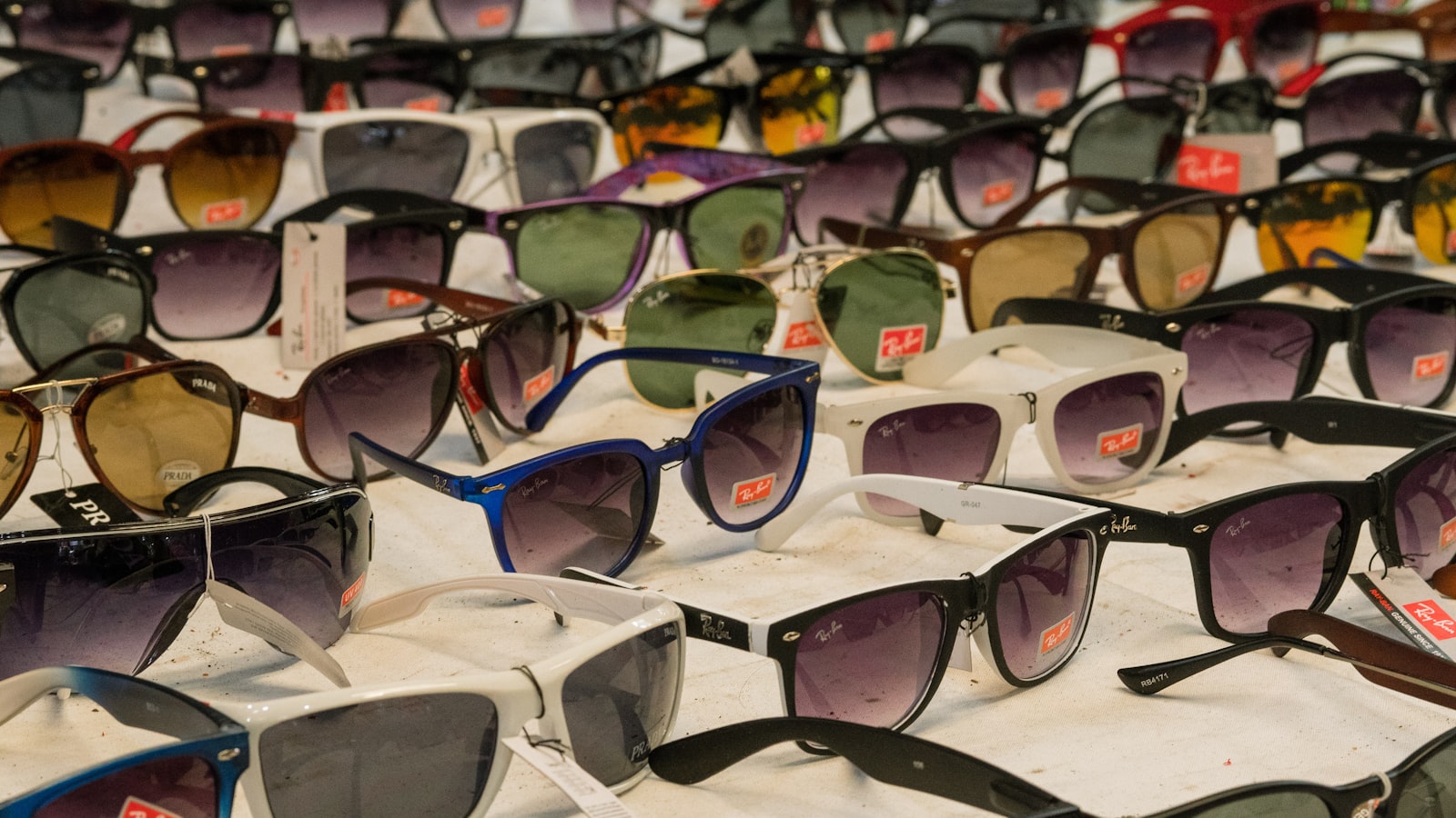 Varias gafas de sol con cristales de distintos colores