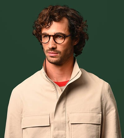 hombre con gafas progresivas