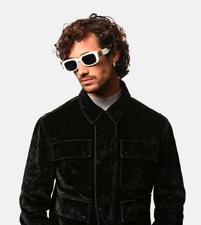 hombre con gafas