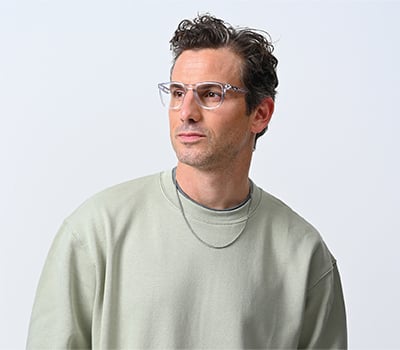 hombre con gafas progresivas