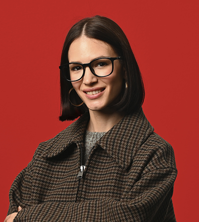 hombre con gafas progresivas